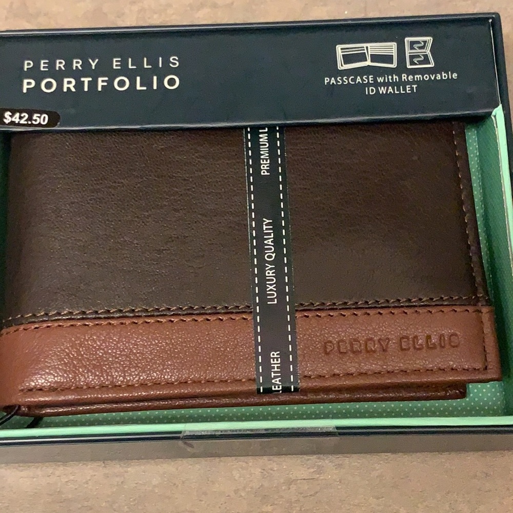 New Perry Ellis Premium Leather Passcase Wallet Never Used!